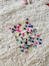 Laden Sie das Bild in den Galerie-Viewer, Kleiner Berber Teppich mit neon Details