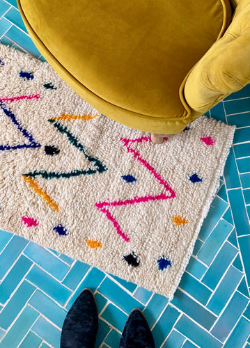 Kleiner Berber Teppich mit neon Muster
