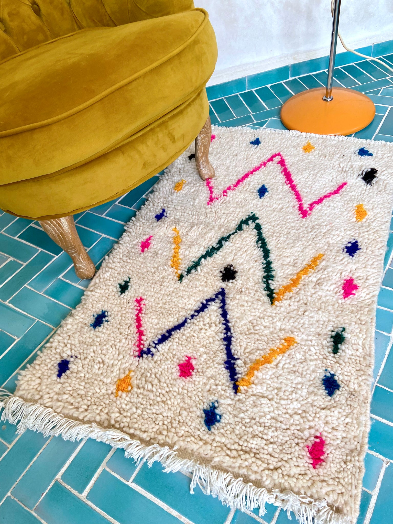 Kleiner Berber Teppich mit neon Muster