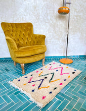 Laden Sie das Bild in den Galerie-Viewer, Kleiner Berber Teppich mit neon Muster