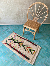 Laden Sie das Bild in den Galerie-Viewer, Kleiner Berber Teppich mit Punkte und Ornamente