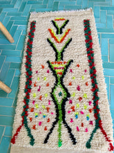 Laden Sie das Bild in den Galerie-Viewer, Kleiner Berber Teppich mit Punkte und Ornamente