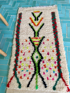Kleiner Berber Teppich mit Punkte und Ornamente