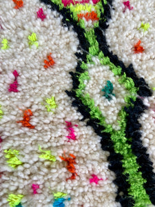 Kleiner Berber Teppich mit Punkte und Ornamente