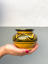Laden Sie das Bild in den Galerie-Viewer, Handbemalte Keramikaschenbecher GROß ø 13 cm